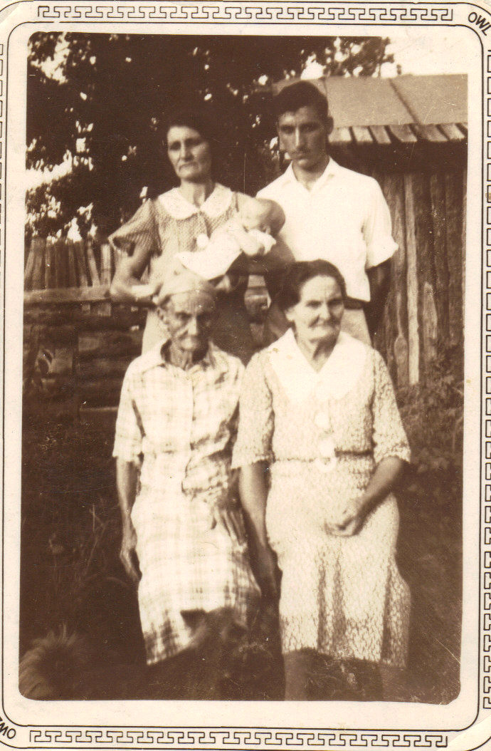 1st row, l to r: Lucinda Jane (Sis) Sumrall Collins, Frances Amanda Collins. 2nd row, l to r: Addie Capps Howard holding Thomas Ray Howard, Archie Thomas Howard. 
